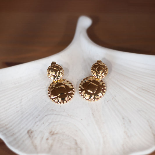 💛 Boucles d’Oreilles en Acier Doré Effet Matelassé – Chic & Intemporelles