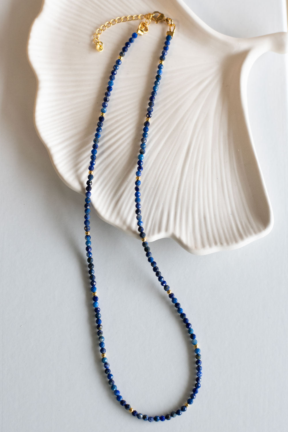 Collier en Lapis Lazuli & Breloque en Acier Doré – Sagesse et Harmonie