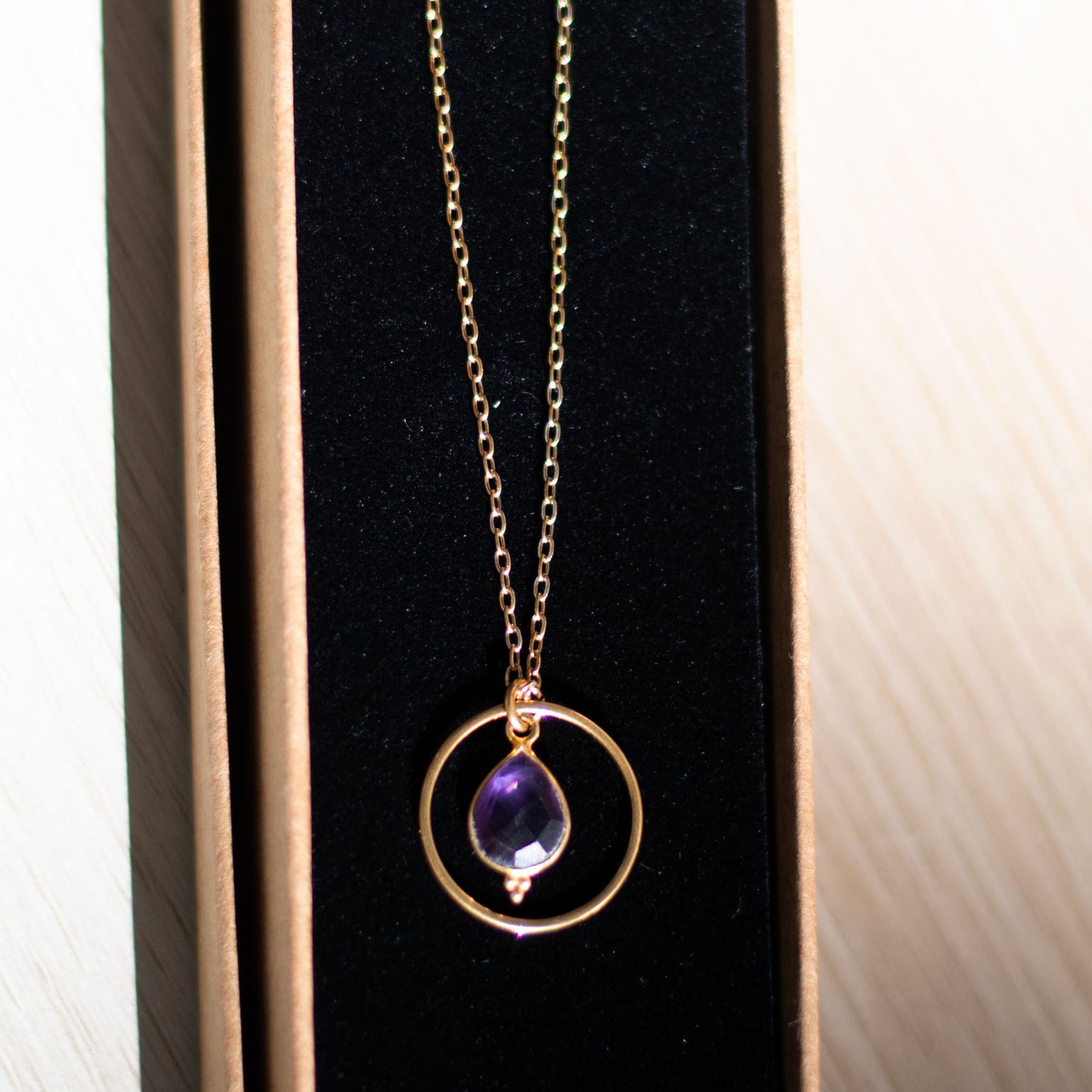 Collier en acier inoxydable et améthyste naturelle – Élégance et raffinement