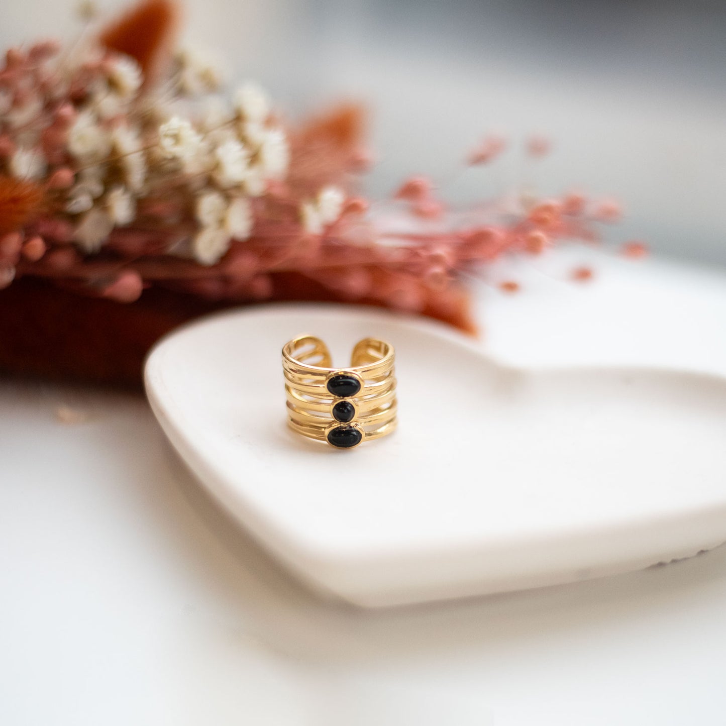 Bague en acier doré à trois points en onyx – Bijou élégant & idée cadeau femme