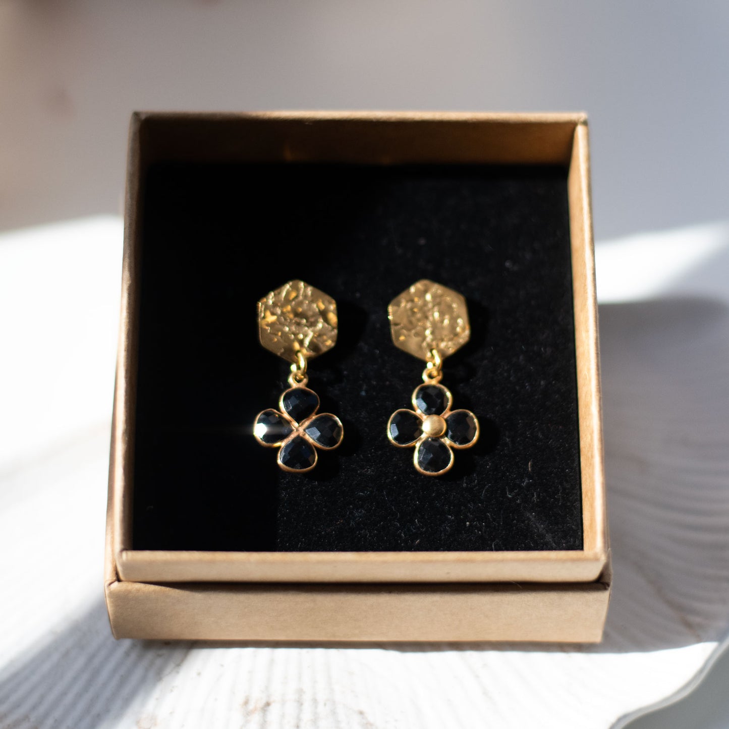 Boucles d’oreilles trèfle en onyx noir – Acier inoxydable 316L doré