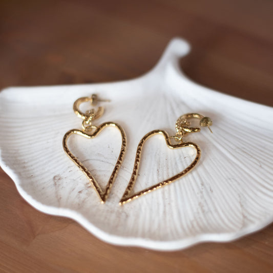 💛 Boucles d’Oreilles Cœur en Acier Doré – Amour & Élégance Intemporelle