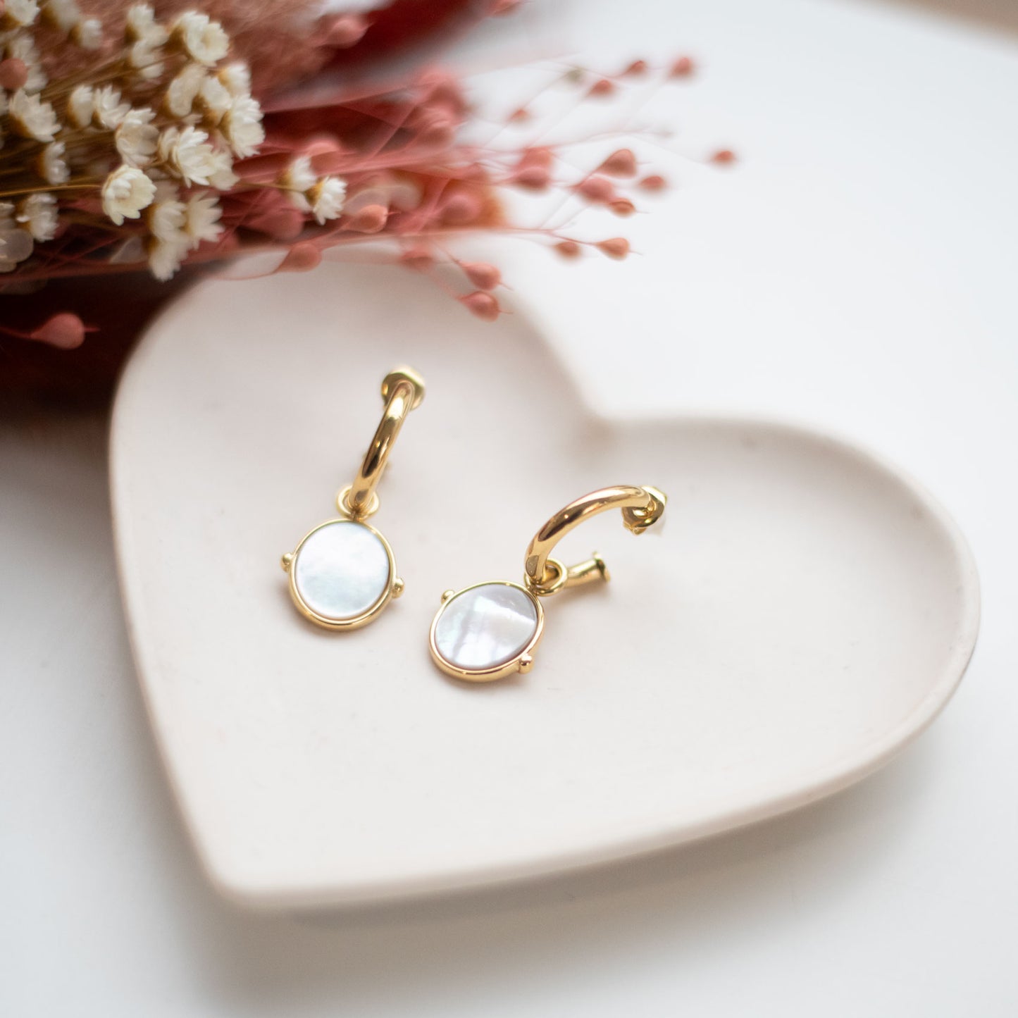 Boucles d’oreilles en nacre et acier doré – Bijou lumineux & idée cadeau femme