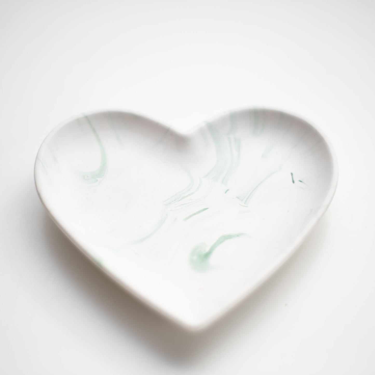 Cœur en Jesmonite Blanc & Vert – Délicatesse et Élégance