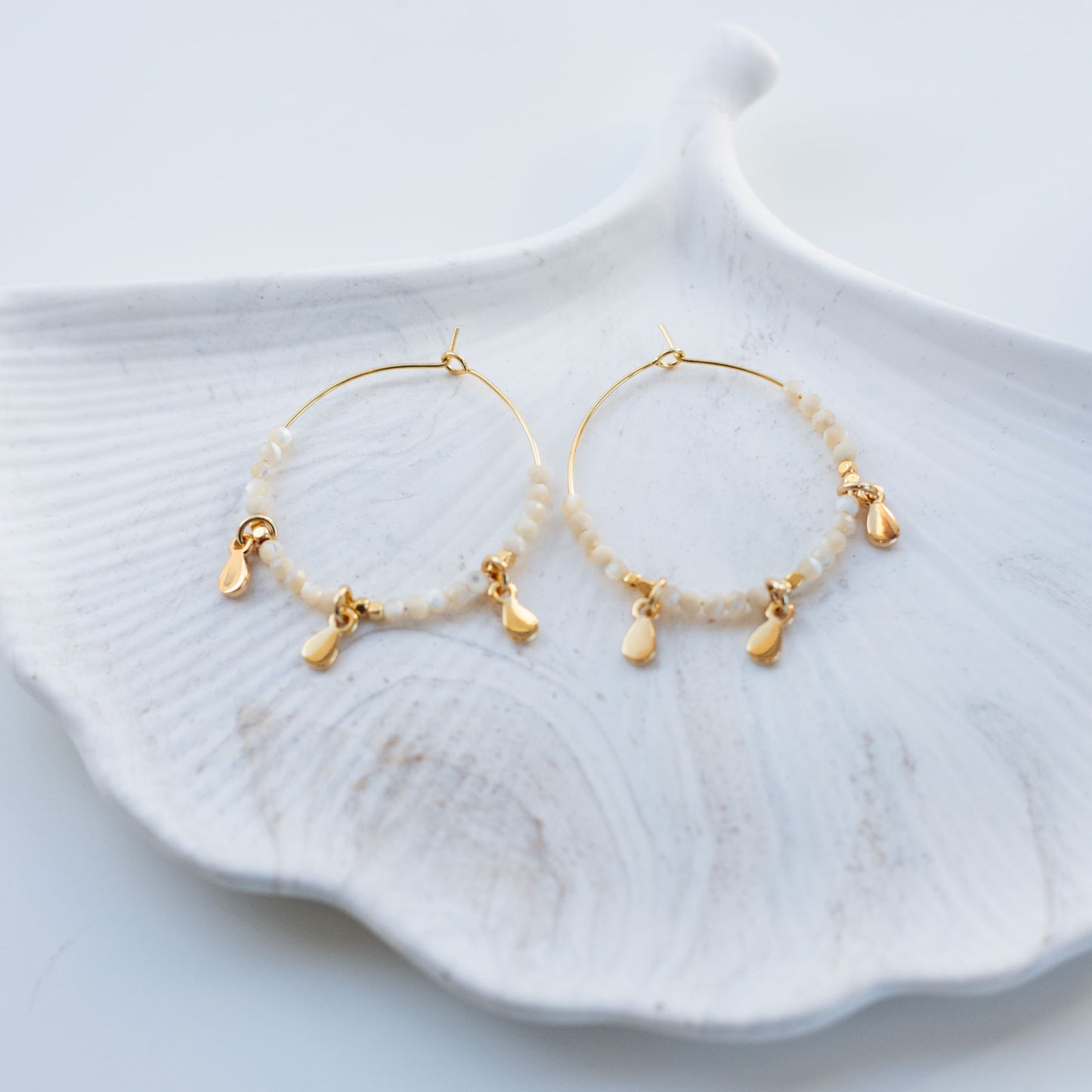 Créoles en Nacre – Élégance intemporelle & Douceur naturelle