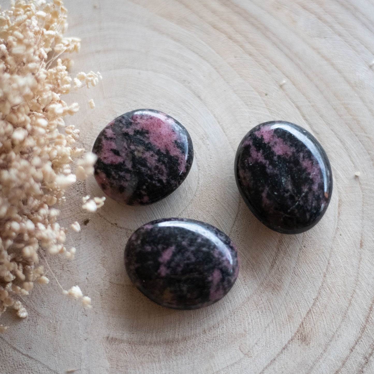 Galet en rhodonite