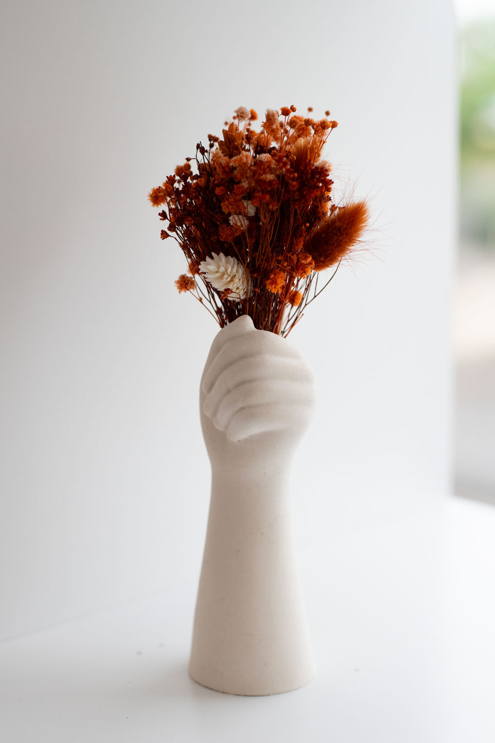 vase main jesmonite