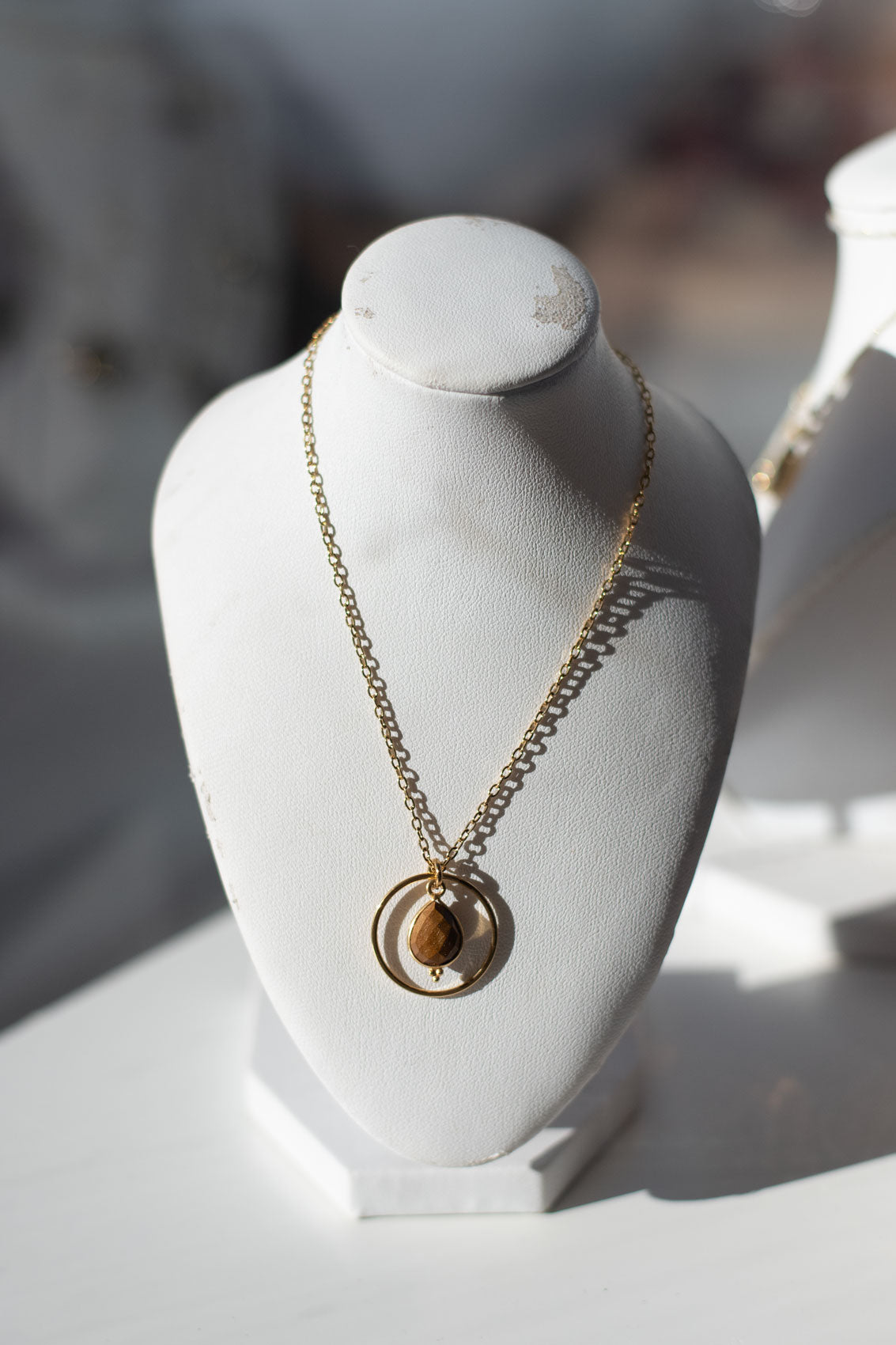 Collier en Acier Doré avec Œil de Tigre – Bijou Femme Protection et Élégance