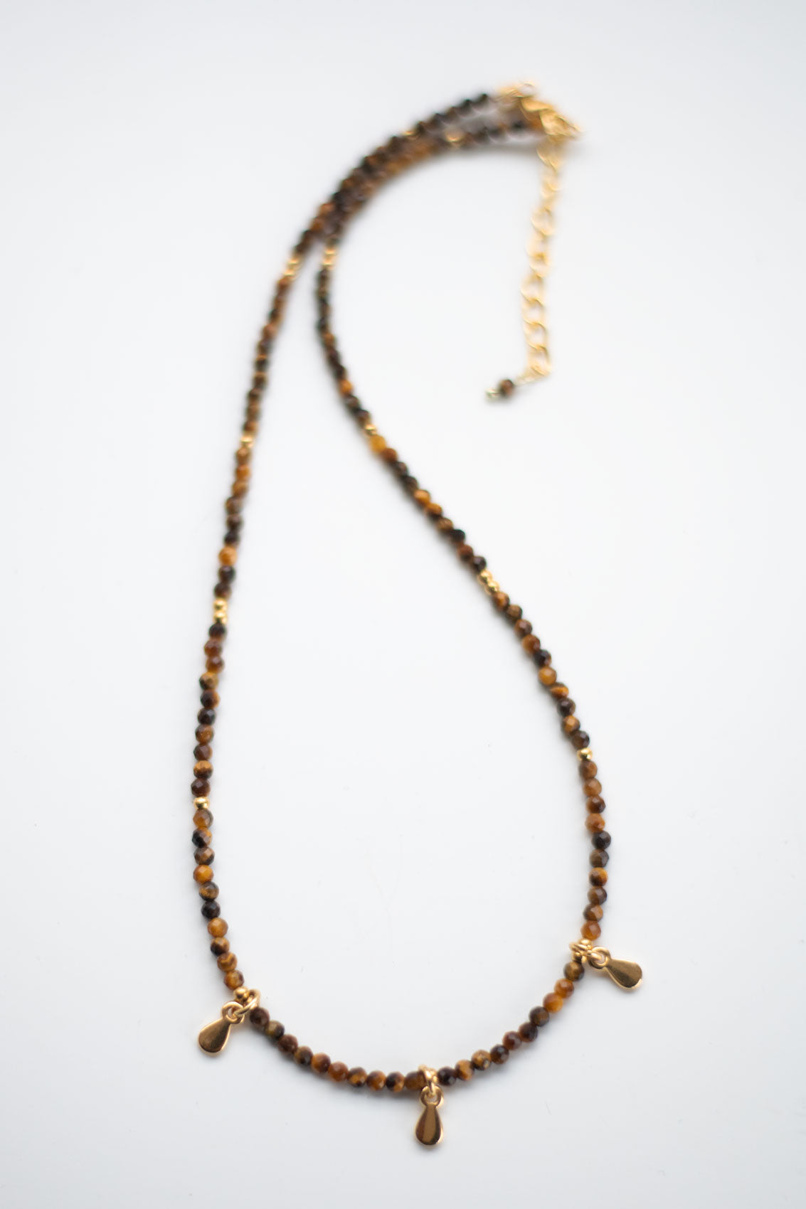 Collier en Œil de Tigre & Breloque en Acier Doré – Force et Harmonie