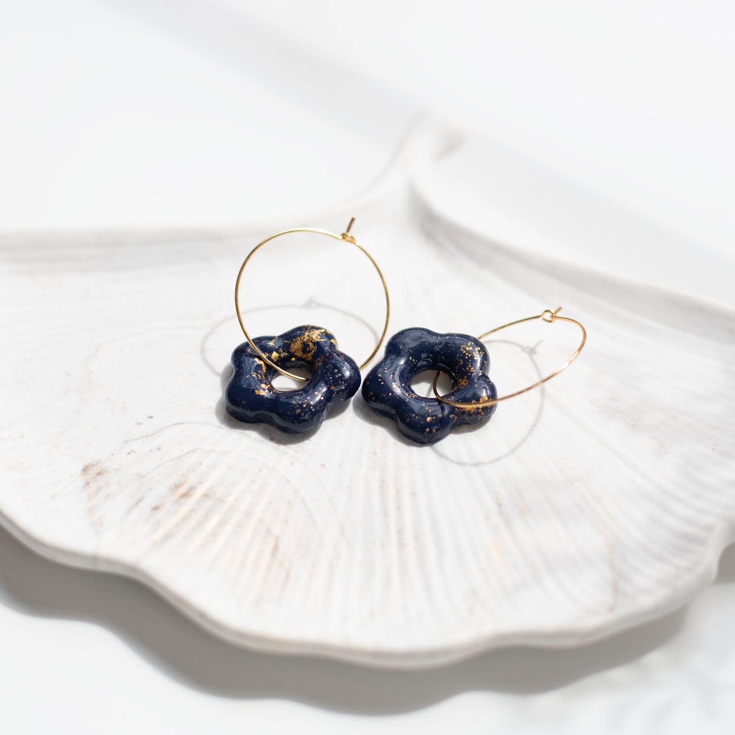 Boucles d’Oreilles Pampilles Fleur Bleu Nuit & Doré en Fimo
