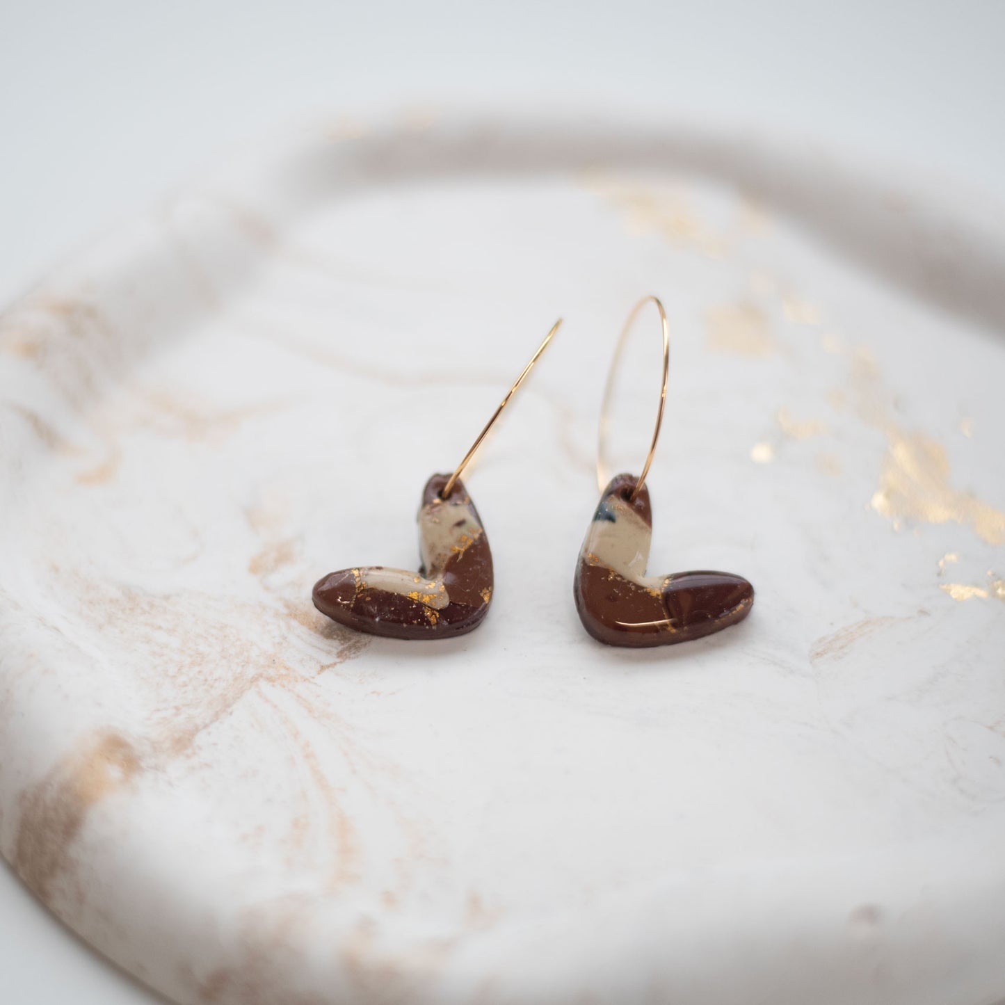 ⭐ Boucles d’Oreilles Cœur - Marron & Beige | Cadeau Femme Unique