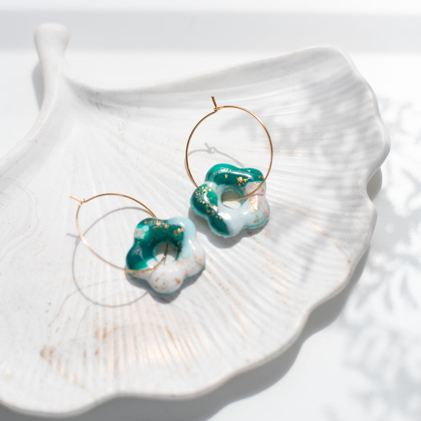 Boucles d’Oreilles Fleur Vert Émeraude, Blanc & Doré en Fimo