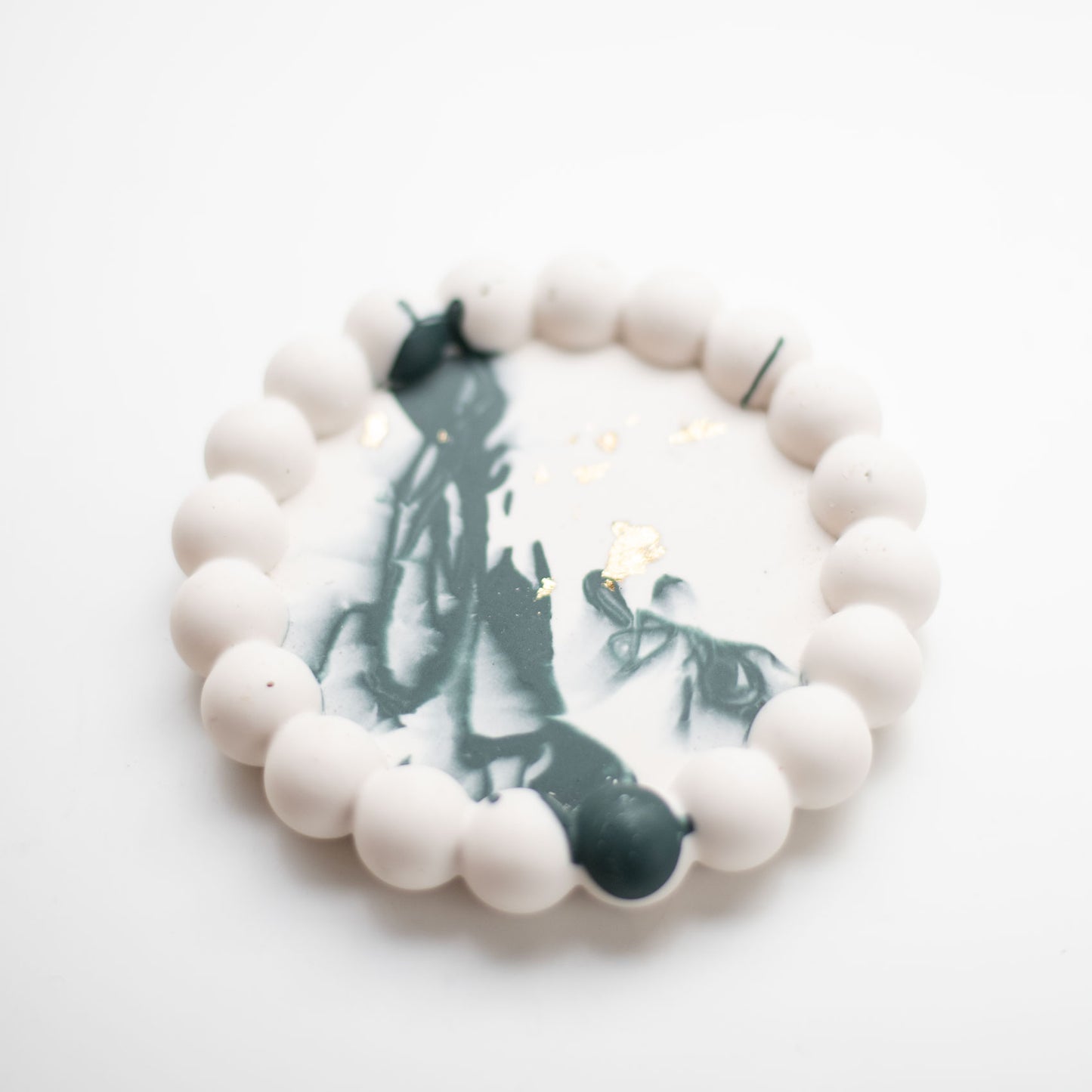 🌿 Plateau rond en Jesmonite vert émeraude & blanc – Élégance artisanale