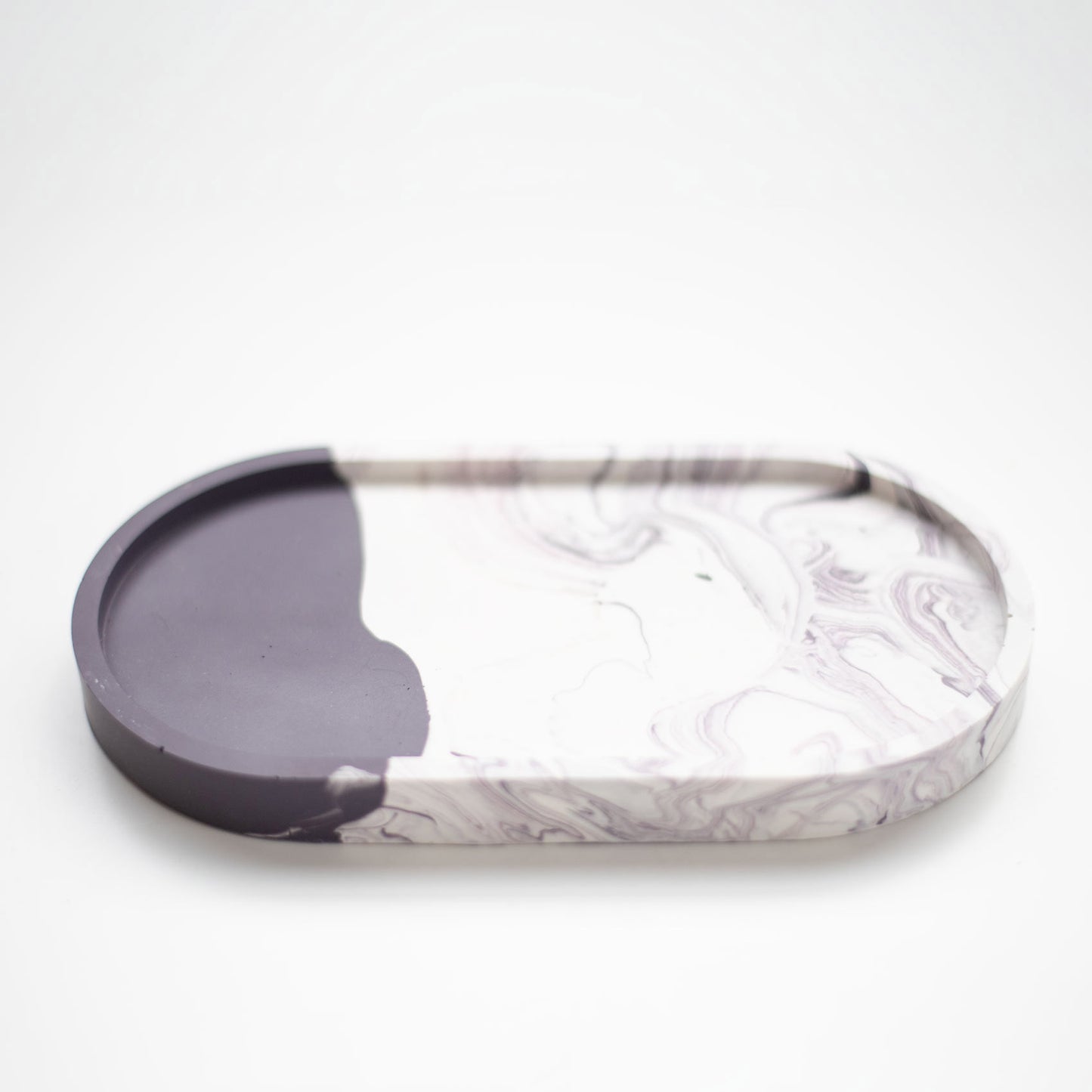 🌿 Plateau ovale en Jesmonite blanc & aubergine – Élégance artisanale