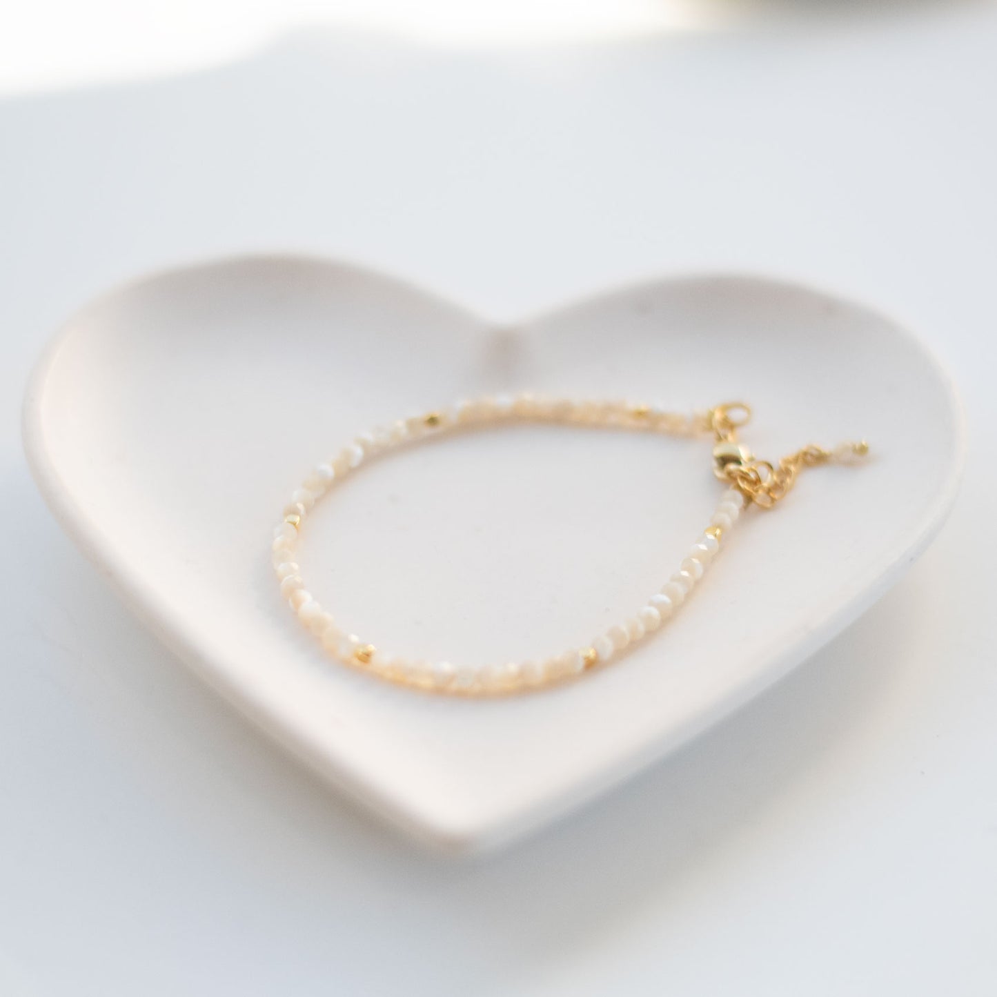 Bracelet en nacre et pierres fines – Élégance naturelle et féminine