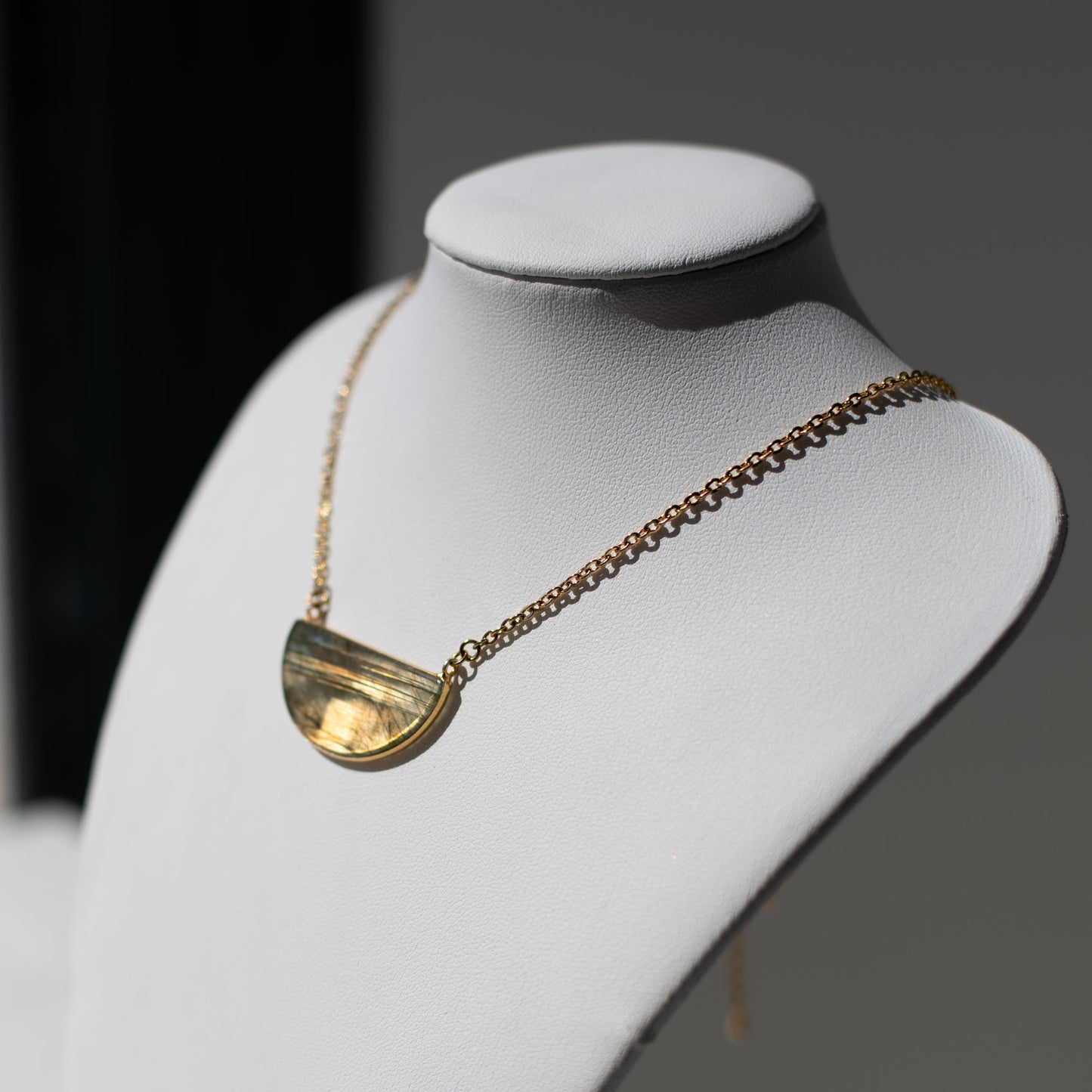 Collier Labradorite Doré – Éclat & Protection