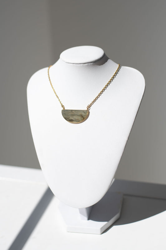 Collier Labradorite Doré – Éclat & Protection