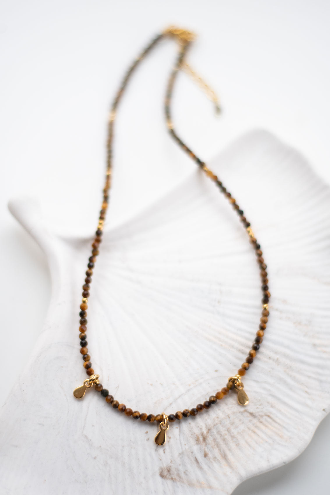 Collier en Œil de Tigre & Breloque en Acier Doré – Force et Harmonie