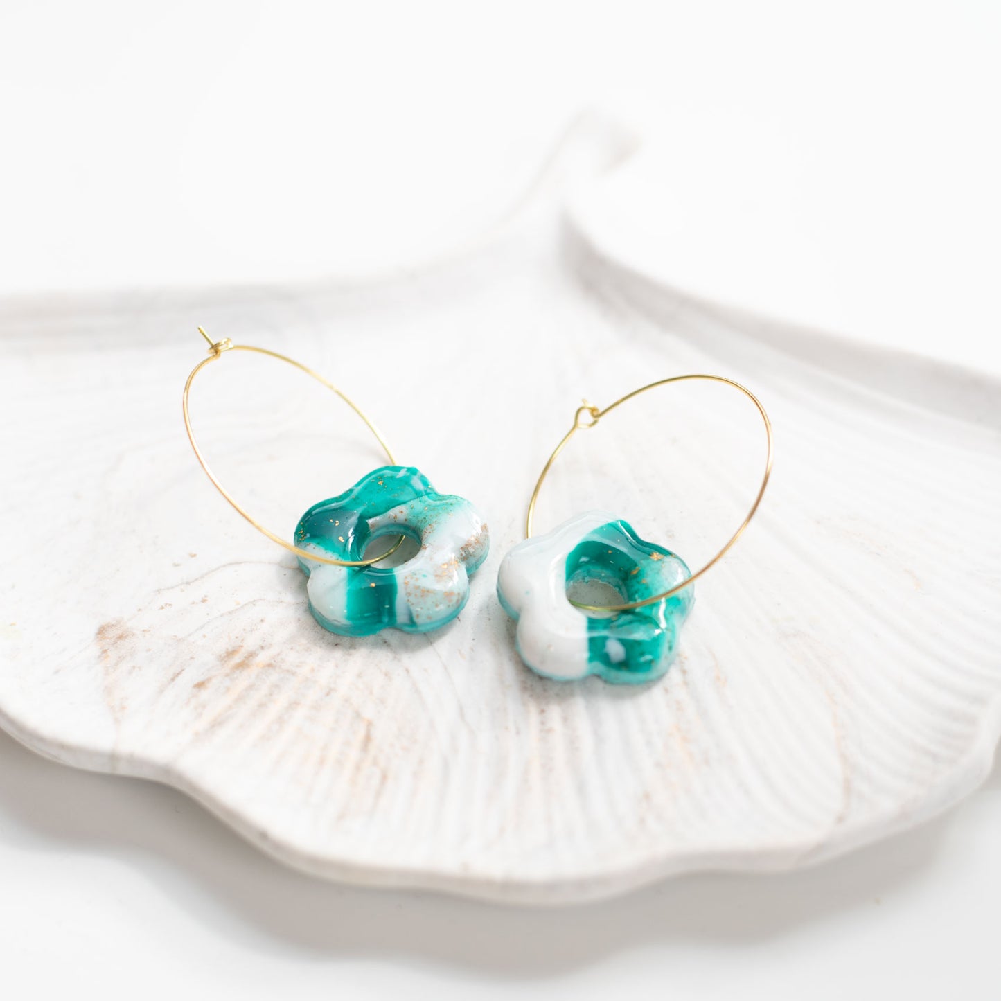 Créoles Fleur Vert Émeraude & Blanc en Fimo – Boucles d’Oreilles Bohème Chic Dorées