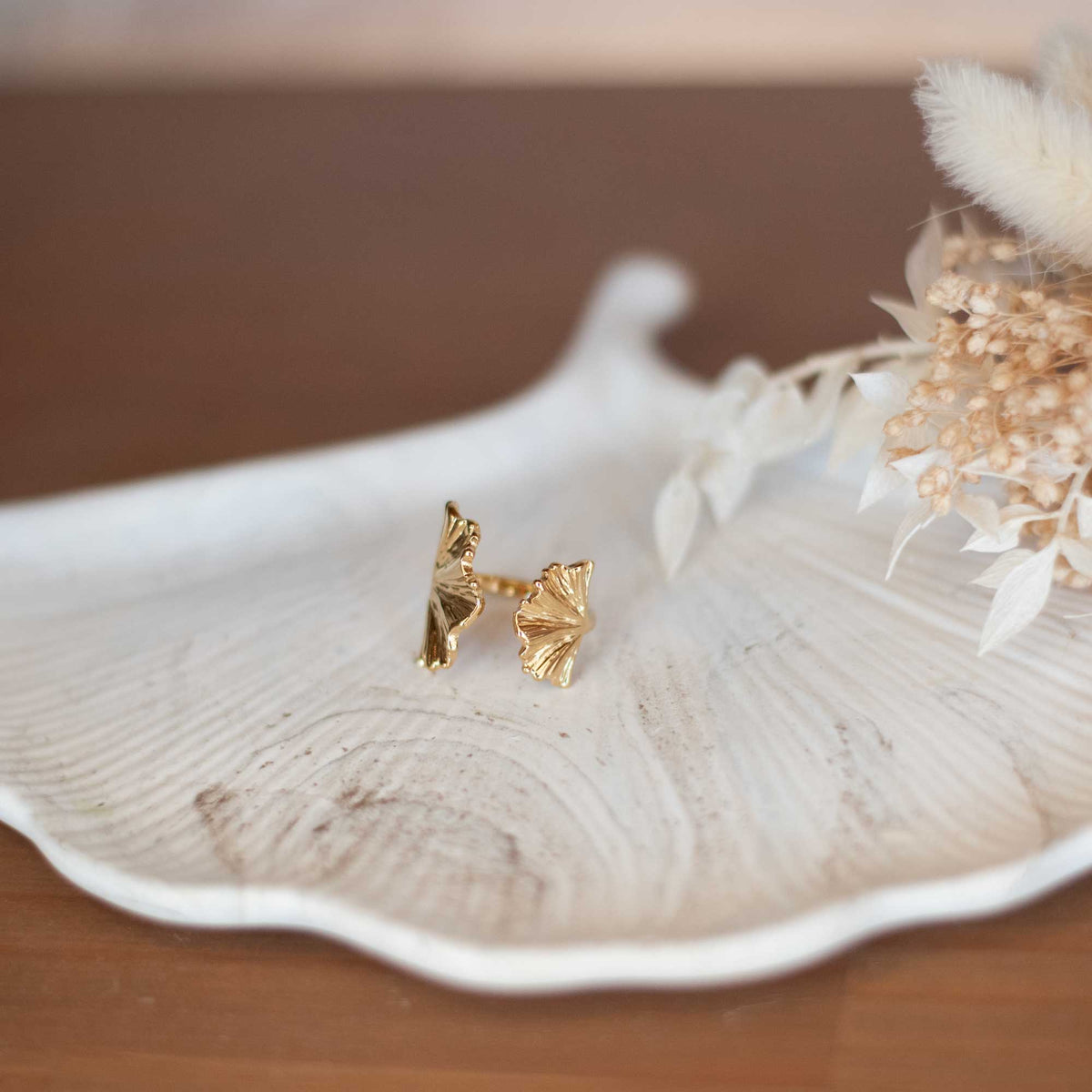 Bague dorée en acier inoxydable avec des motifs de feuilles de ginkgo