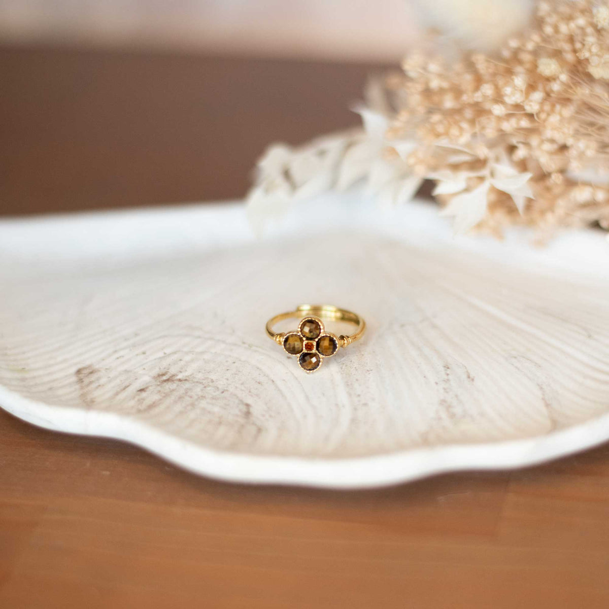 Bague en forme de trèfle avec pierre naturelle œil de tigre et anneau en acier inoxydable porté à la main