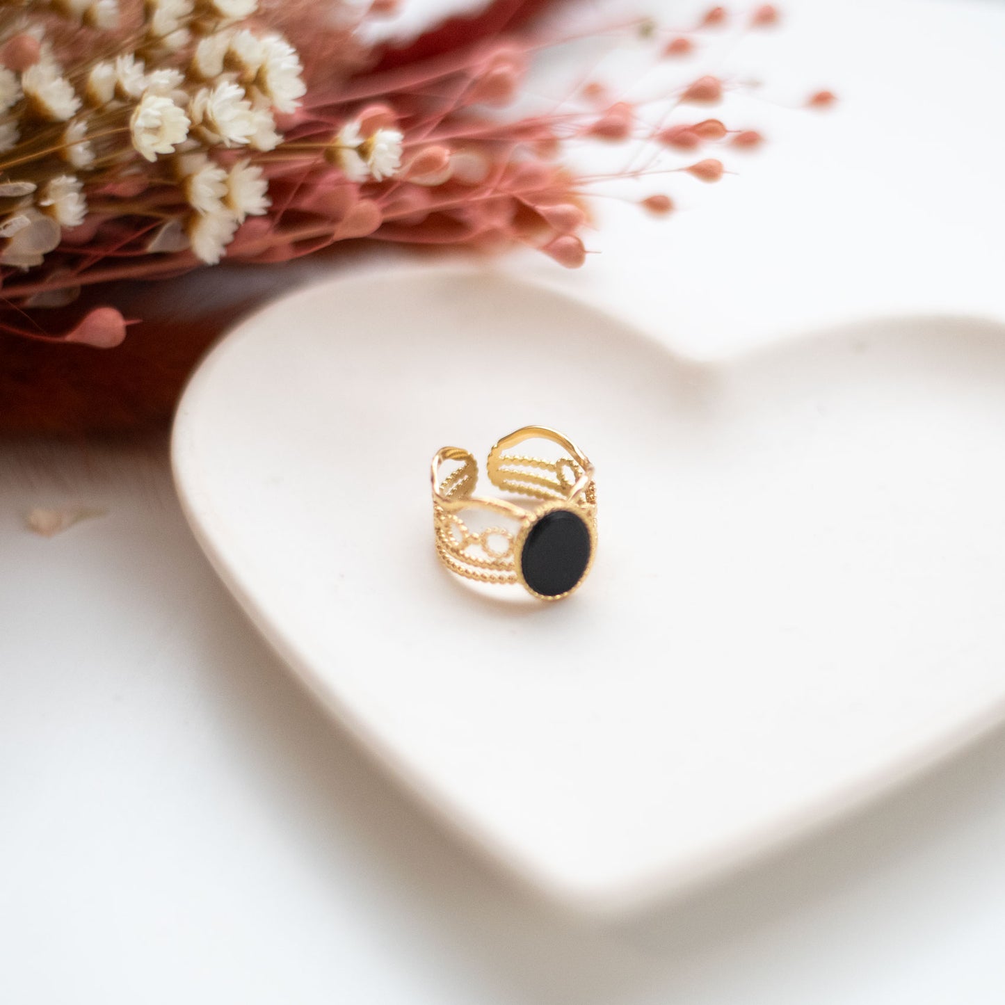 Bague ovale en onyx noir et acier doré – Protection & ancrage