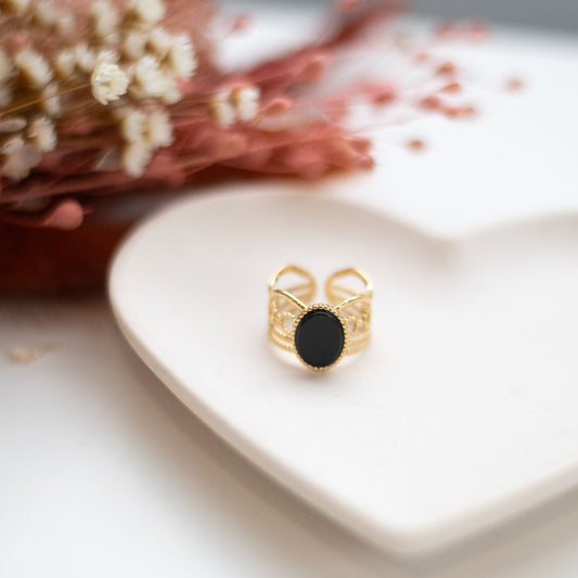 Bague ovale en onyx noir et acier doré – Protection & ancrage