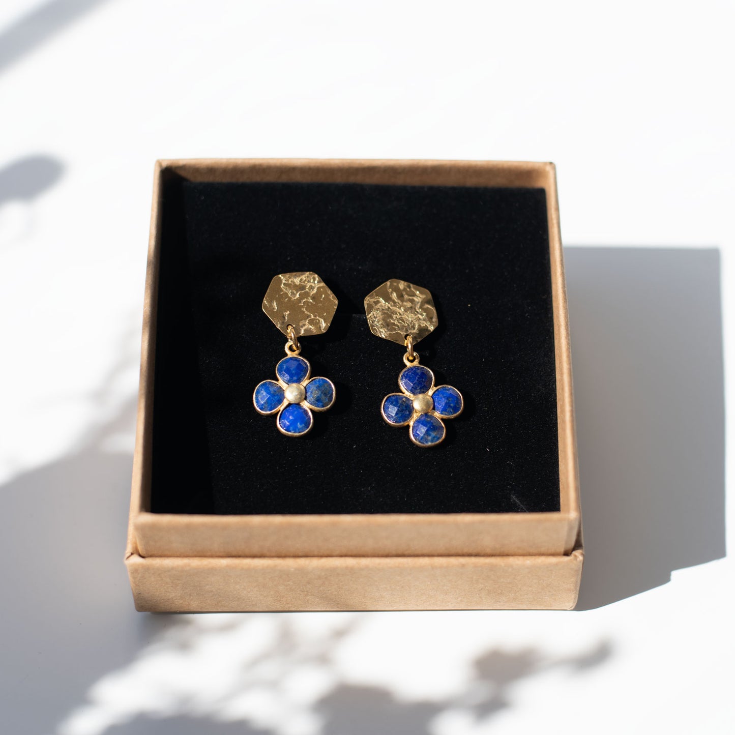Boucles d’oreilles Fleur en Lapis Lazuli – Élégance & Énergie Intérieure
