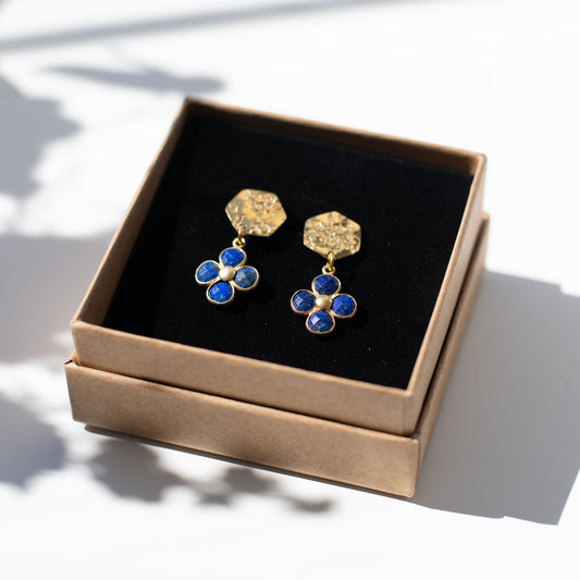 Boucles d’oreilles Fleur en Lapis Lazuli – Élégance & Énergie Intérieure