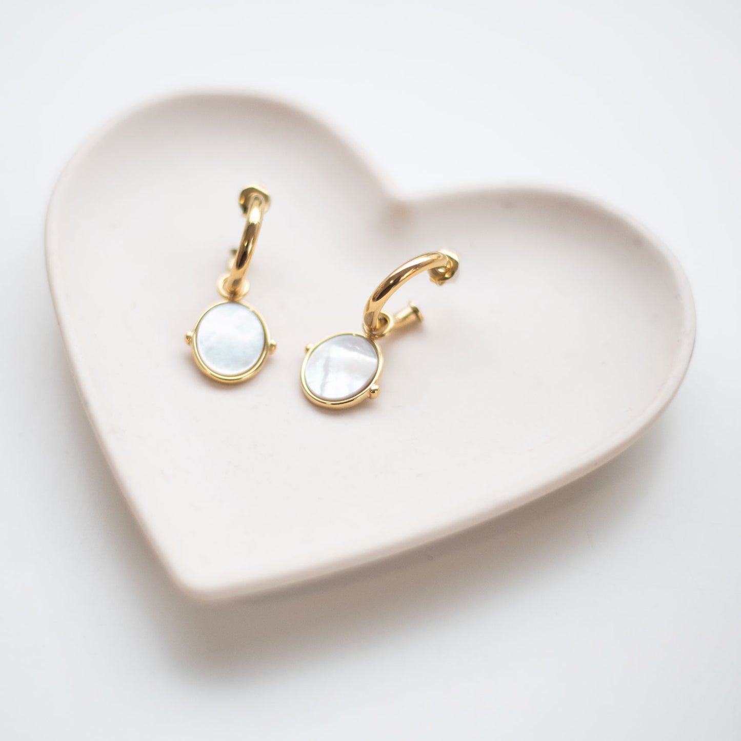 Boucles d’oreilles en nacre et acier doré – Bijou lumineux & idée cadeau femme