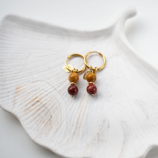 Boucles d’Oreilles en Jaspe Mokaïte & Acier Doré – Élégance Naturelle et Couleurs Uniques