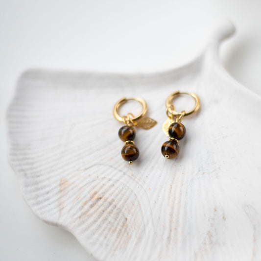 Boucles d’Oreilles en Œil de Tigre & Acier Doré – Protection et Élégance