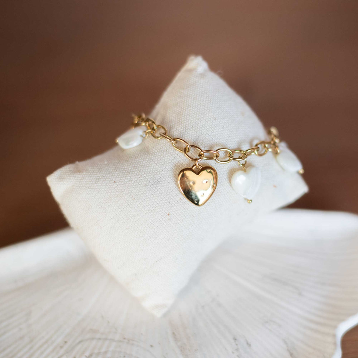 Bracelet Breloques Cœurs en Nacre et Acier Inoxydable Doré