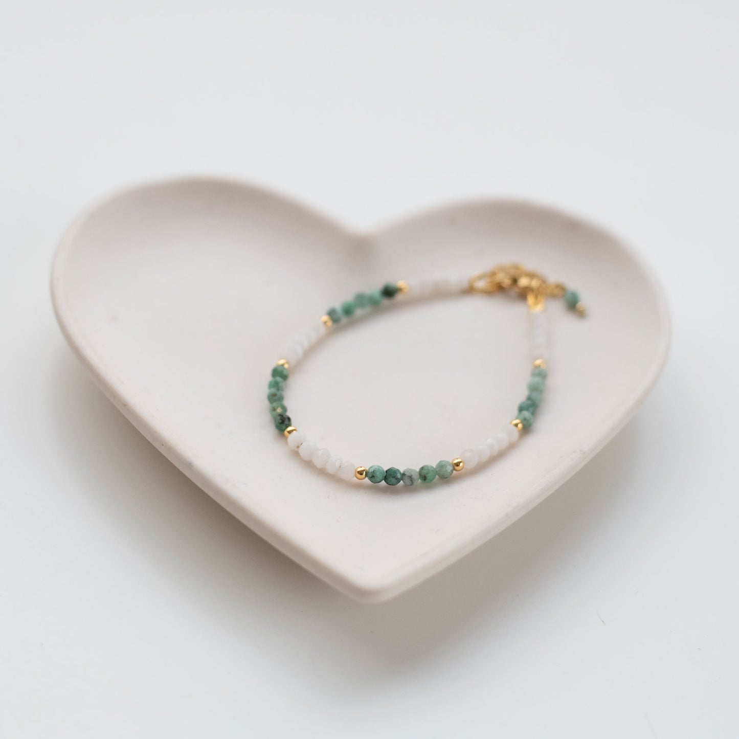 Bracelet en pierres naturelles de Jade blanc et Émeraude – Harmonie, équilibre et énergie du cœur