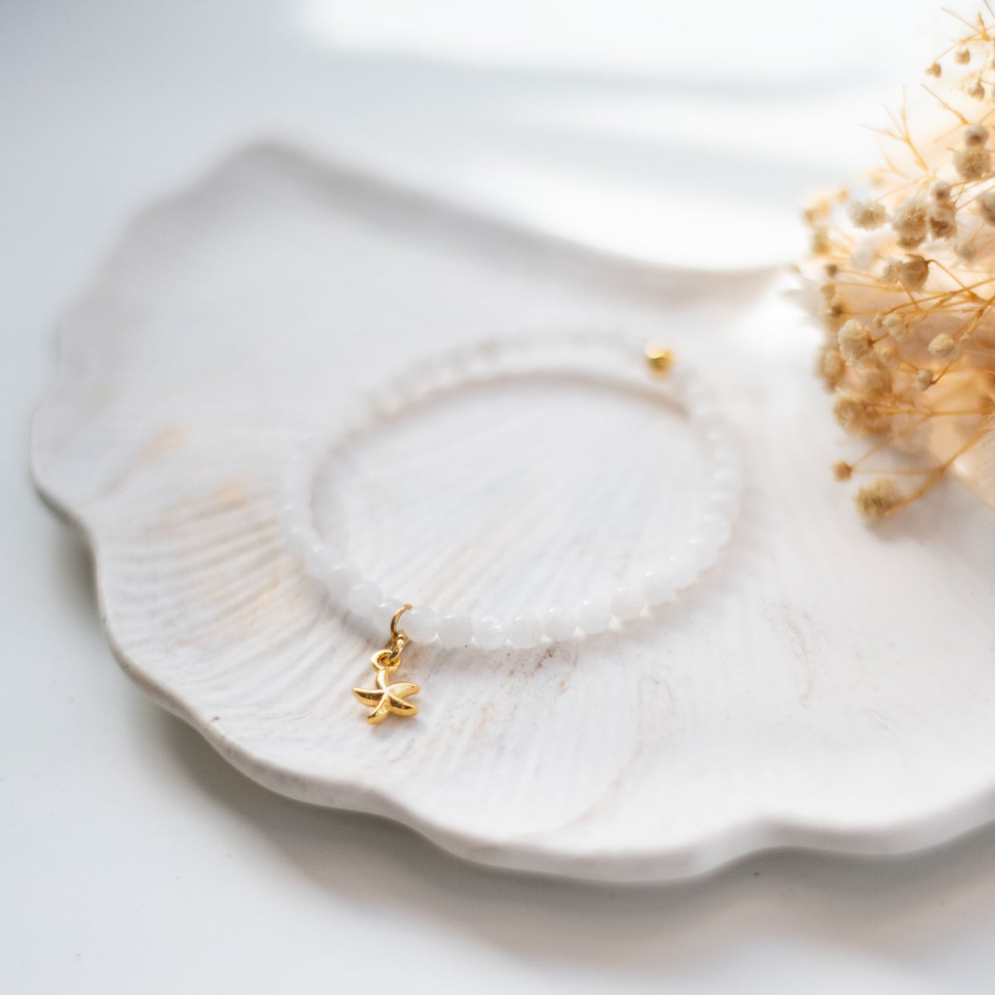 Bracelet en jade blanc et breloque étoile – Élégance douce et lumineuse