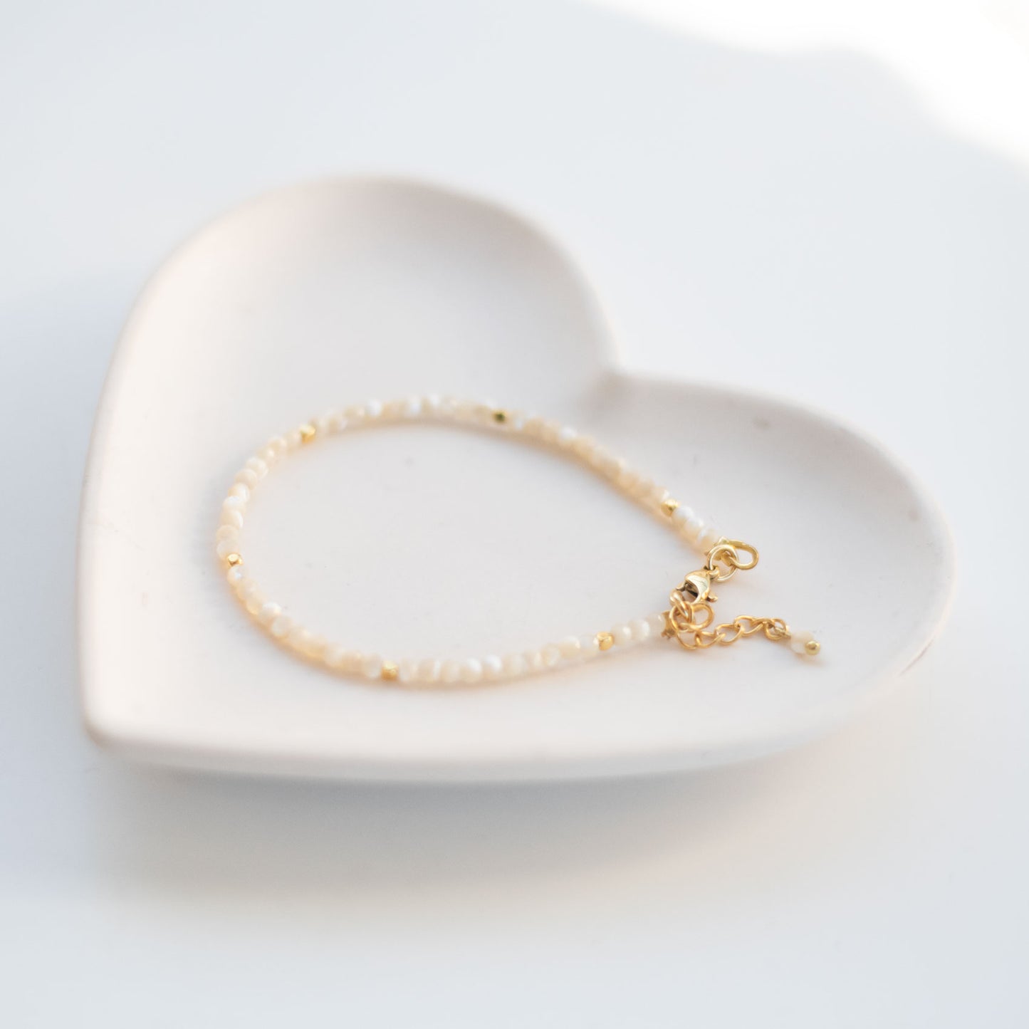 Bracelet en nacre et pierres fines – Élégance naturelle et féminine