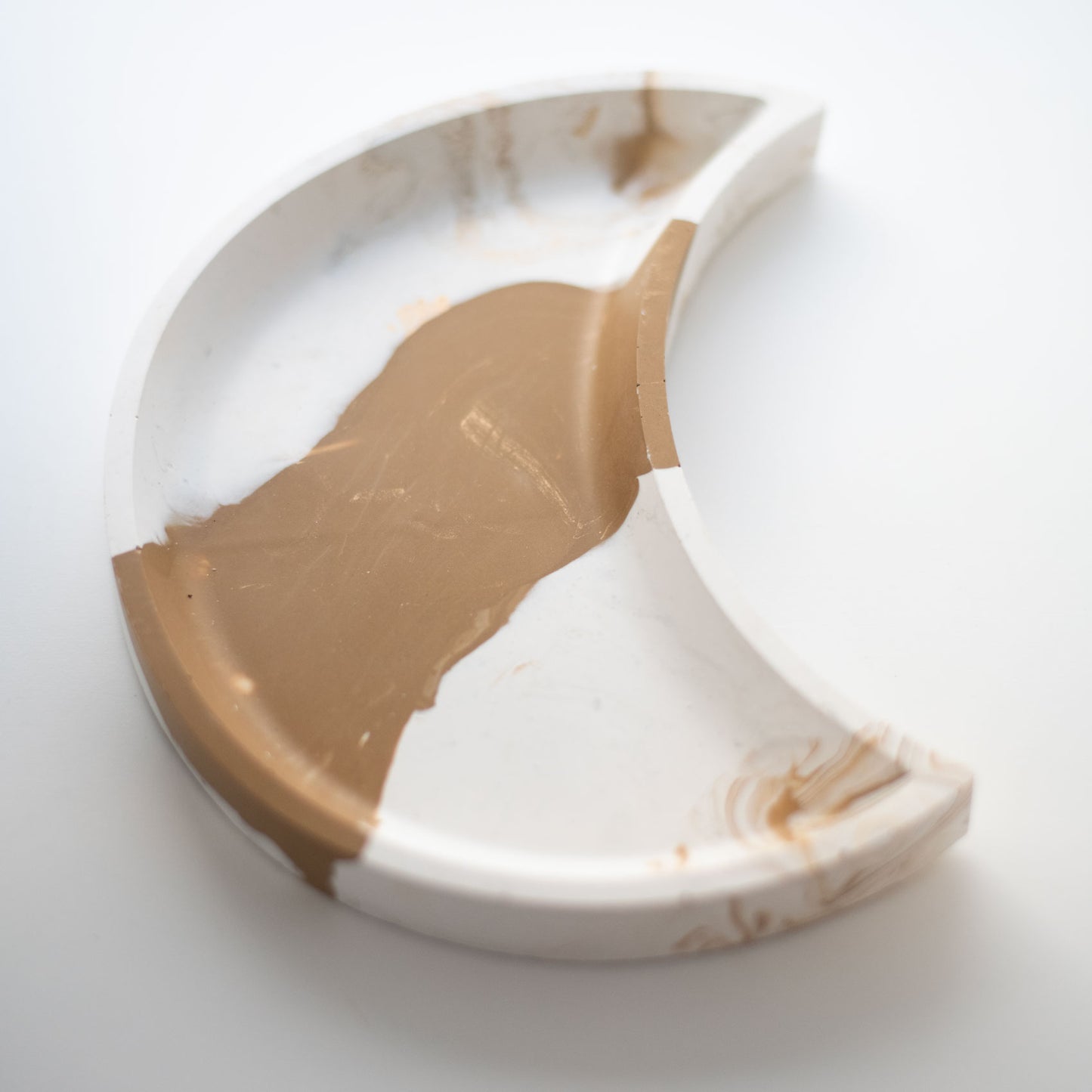 Plateau en Jesmonite Lune  – Blanc & Café | Idée cadeau de Noël pour bijoux & décoration artisanale