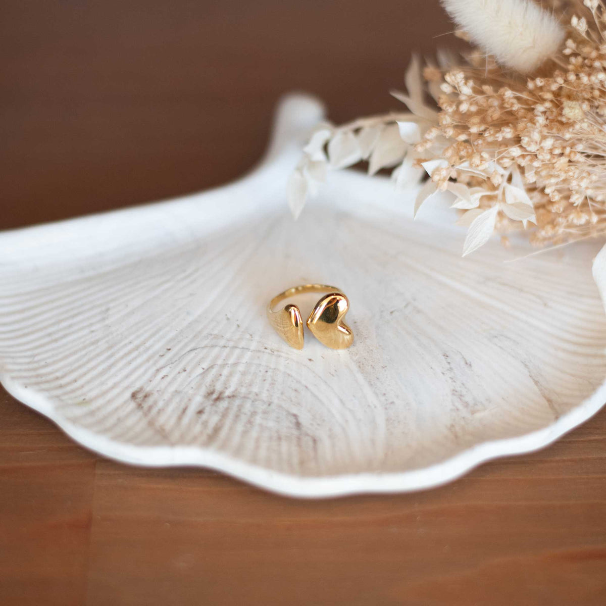 Bague dorée en acier inoxydable avec deux motifs en cœur 
