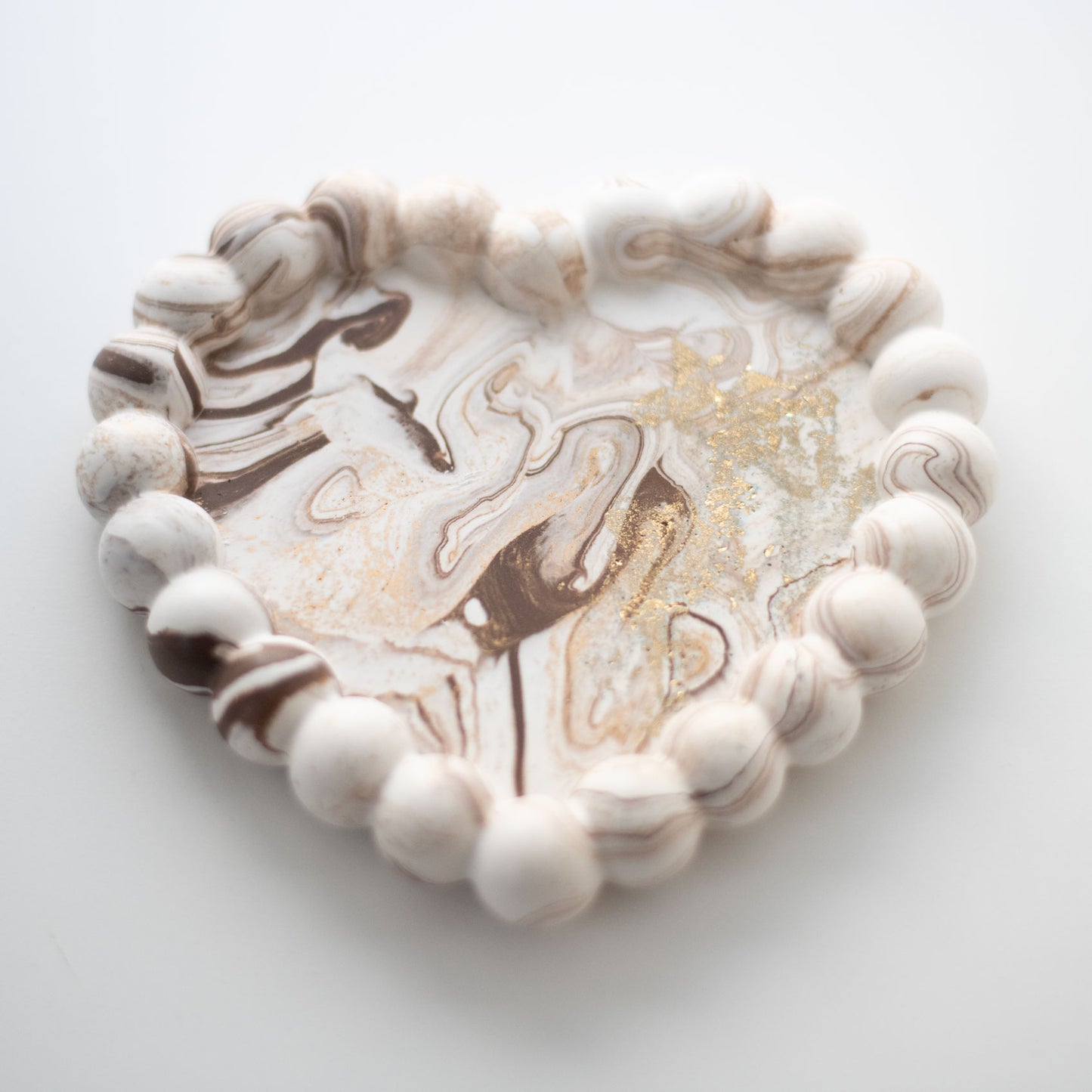 Plateau en Jesmonite Cœur – Blanc, Marron & Doré | Idée cadeau de Noël pour bijoux & décoration