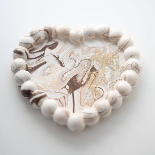 Plateau en Jesmonite Cœur – Blanc, Marron & Doré | Idée cadeau de Noël pour bijoux & décoration