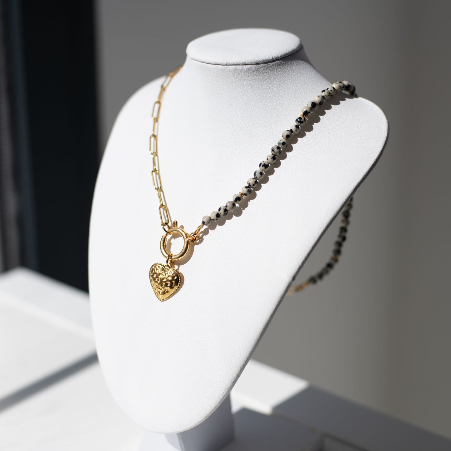 🖤 Collier Jaspe Dalmatien & Acier Doré – Joie & Équilibre