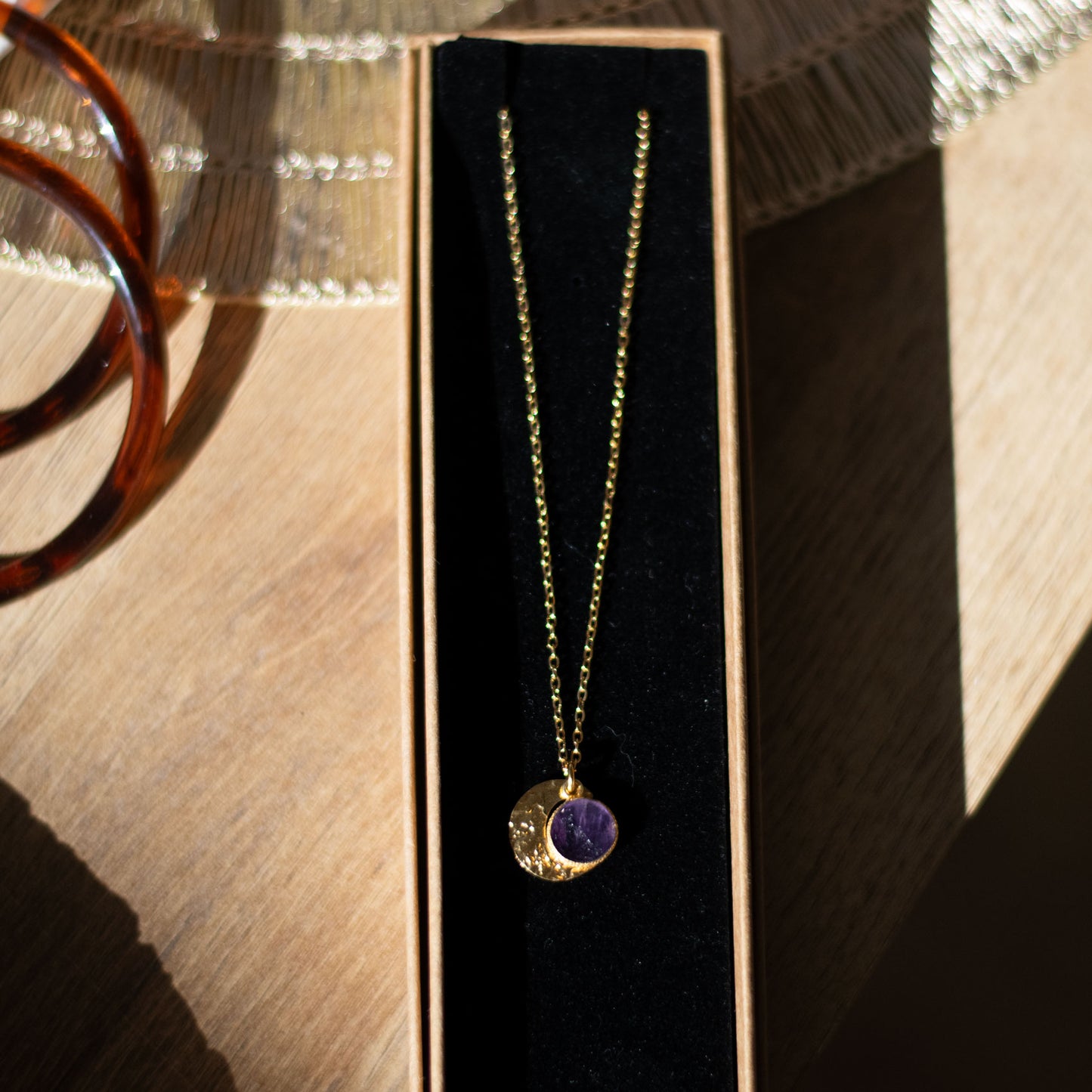 Collier lune en acier inoxydable et améthyste naturelle – Élégance et sérénité