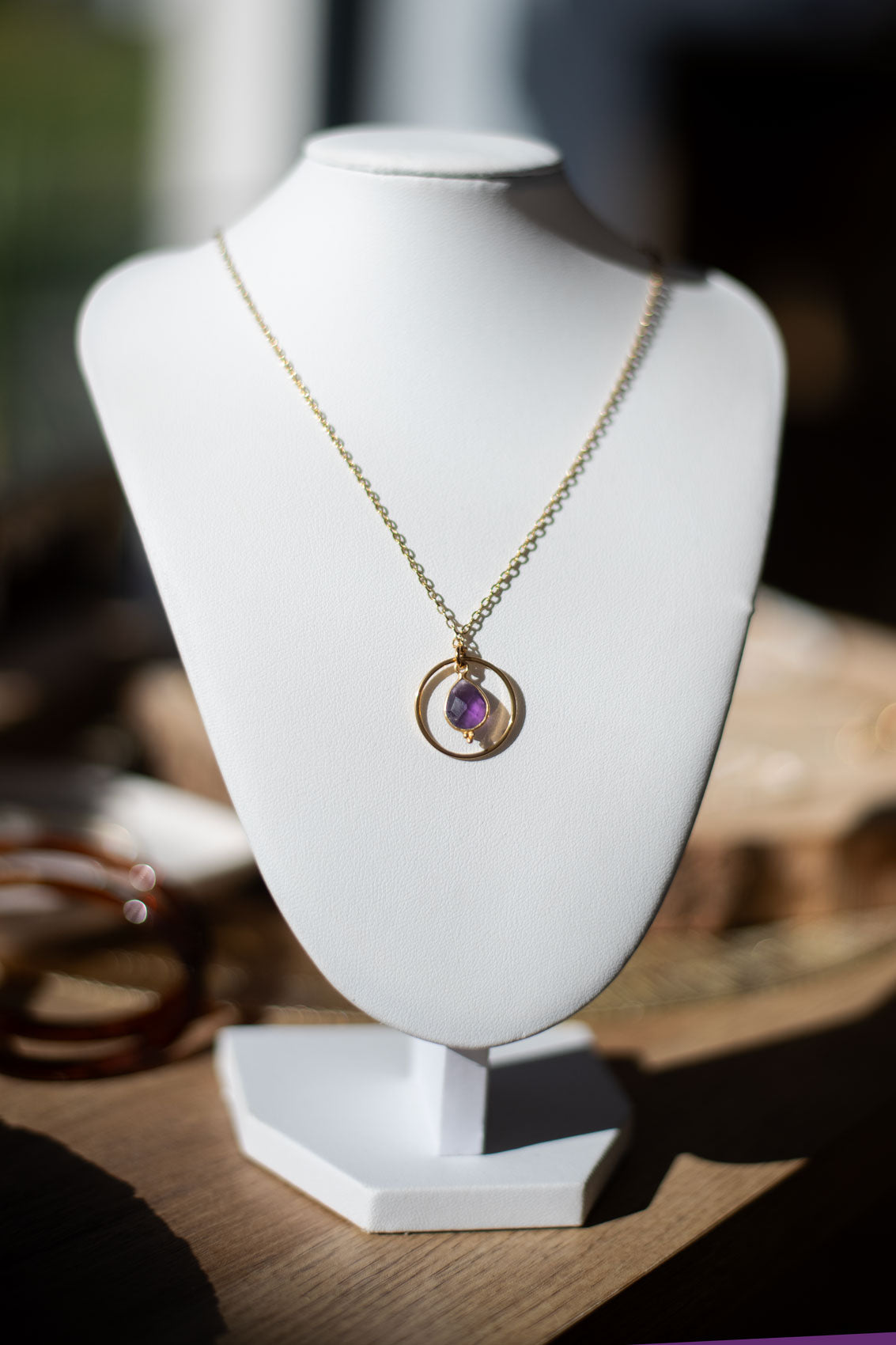Collier en acier inoxydable et améthyste naturelle – Élégance et raffinement