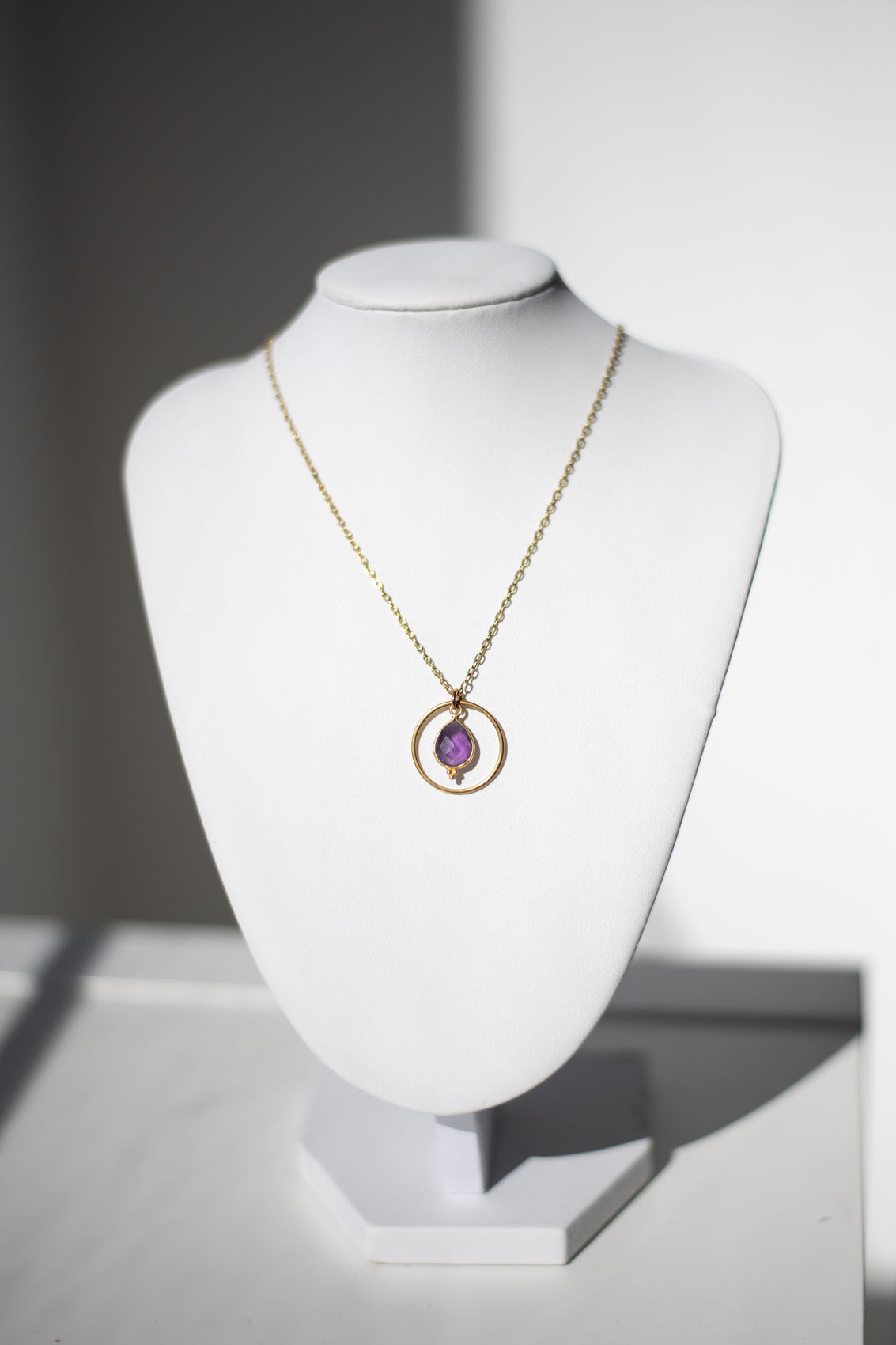 Collier en acier inoxydable et améthyste naturelle – Élégance et raffinement