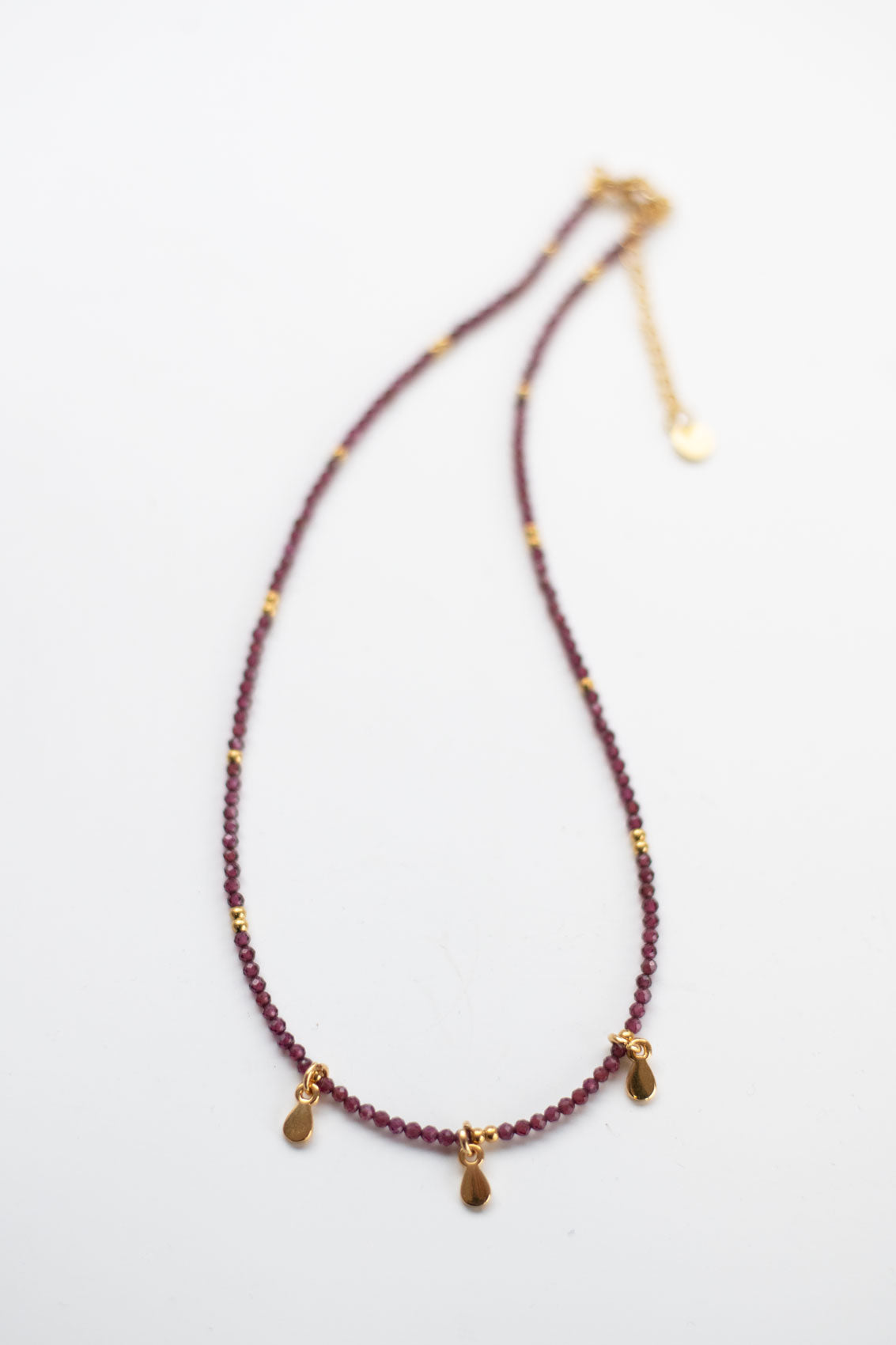 Collier en Grenat & Breloque en Acier Doré – Énergie et Élégance