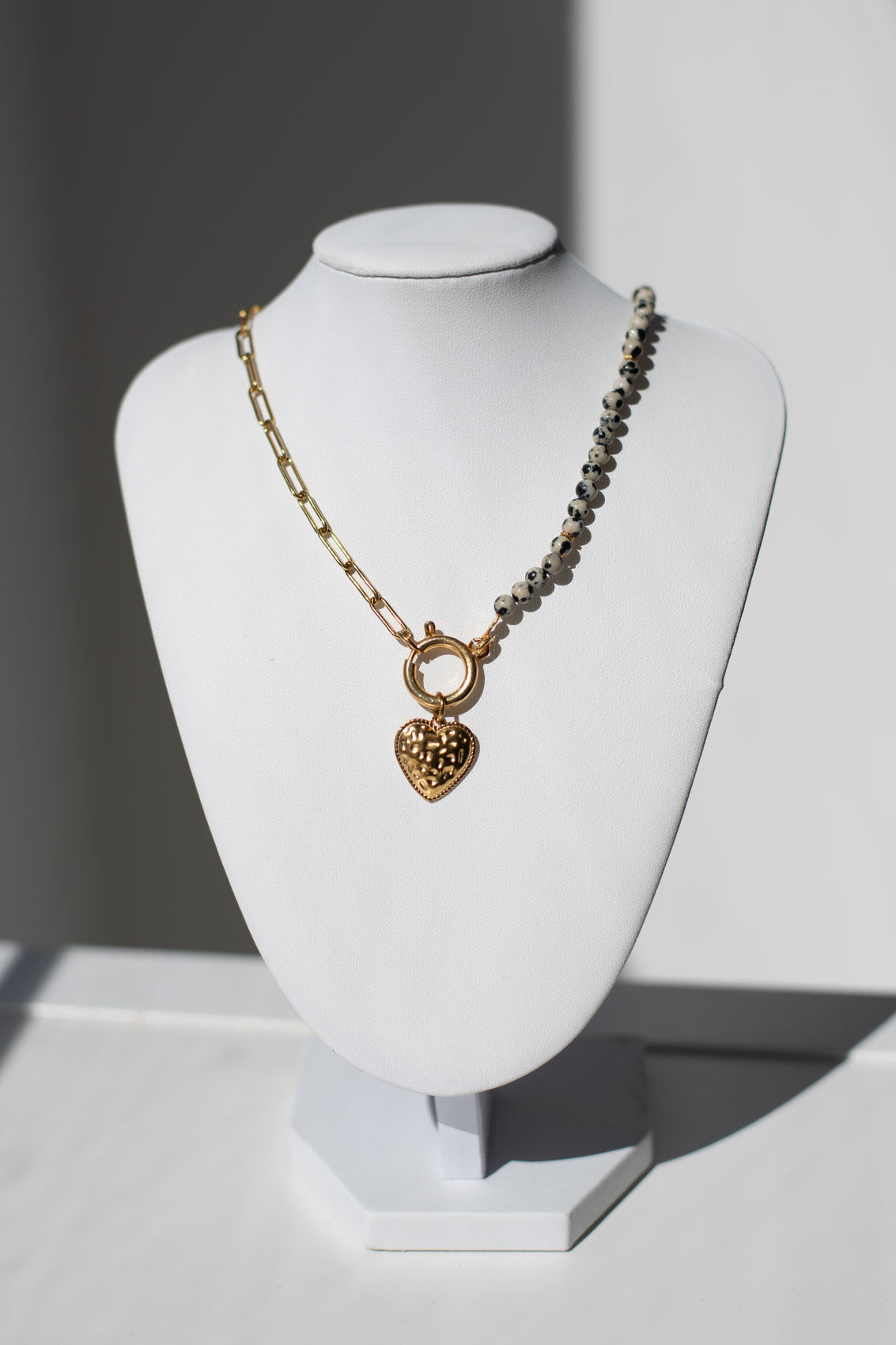 🖤 Collier Jaspe Dalmatien & Acier Doré – Joie & Équilibre