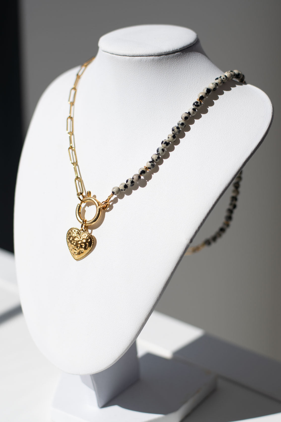 🖤 Collier Jaspe Dalmatien & Acier Doré – Joie & Équilibre