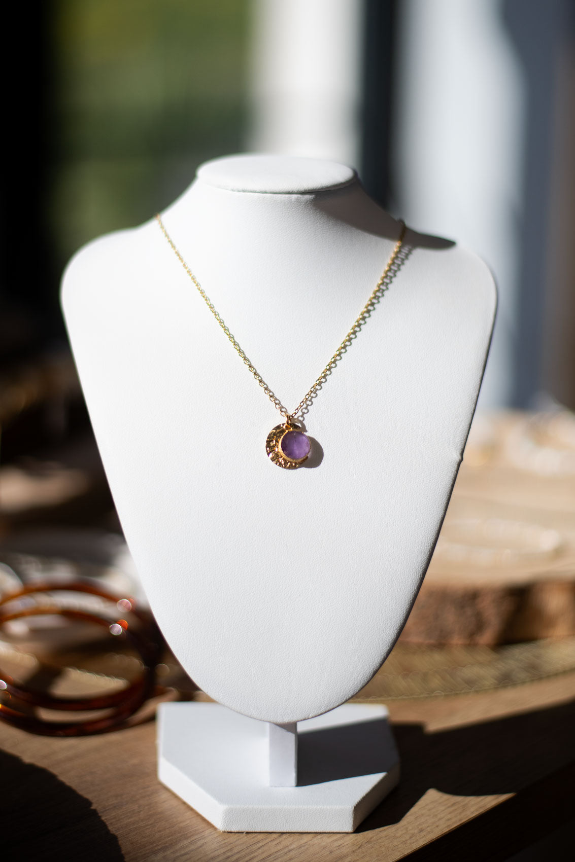Collier lune en acier inoxydable et améthyste naturelle – Élégance et sérénité