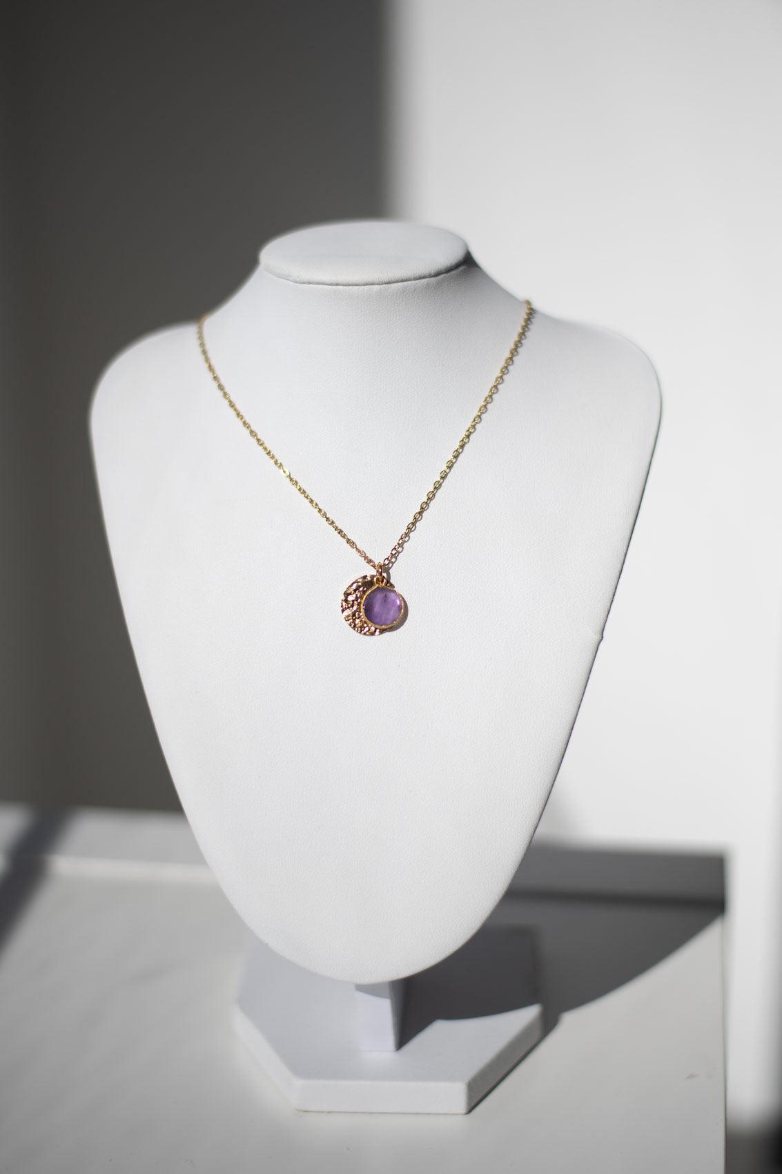 Collier lune en acier inoxydable et améthyste naturelle – Élégance et sérénité