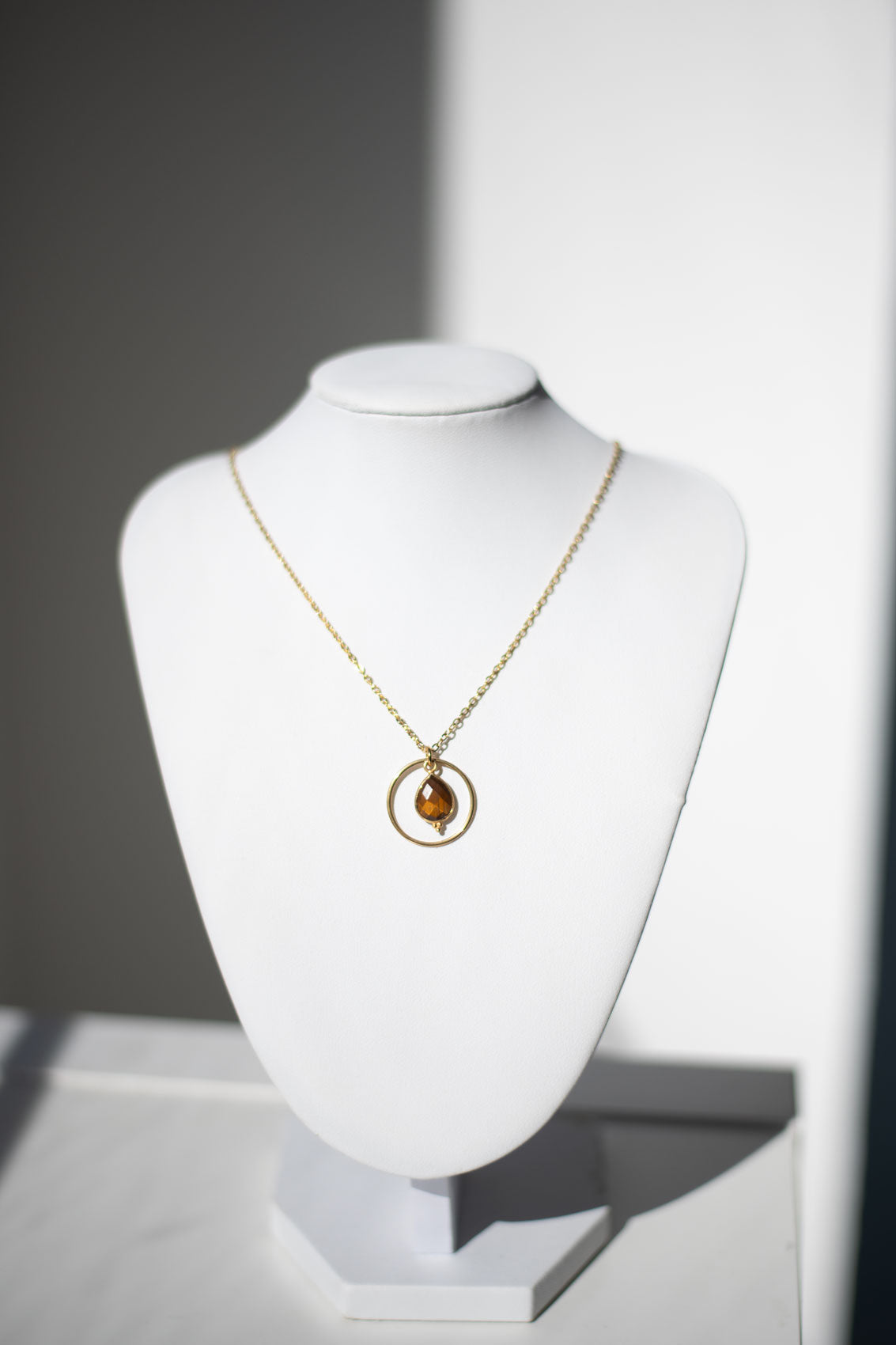 Collier en Acier Doré avec Œil de Tigre – Bijou Femme Protection et Élégance